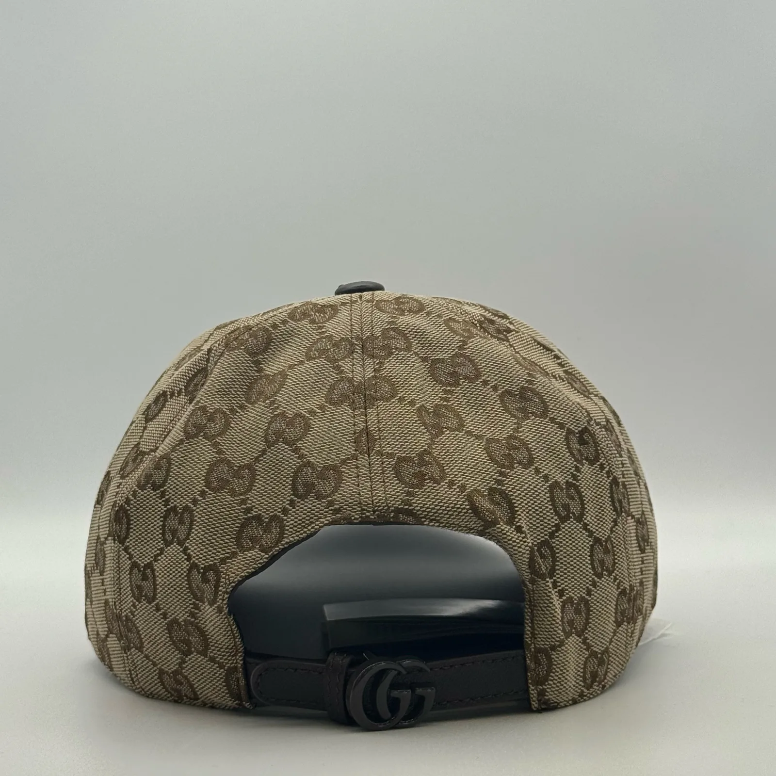 Beige GG canvas cap, back view with dark brown leather strap and GG-logo buckle
