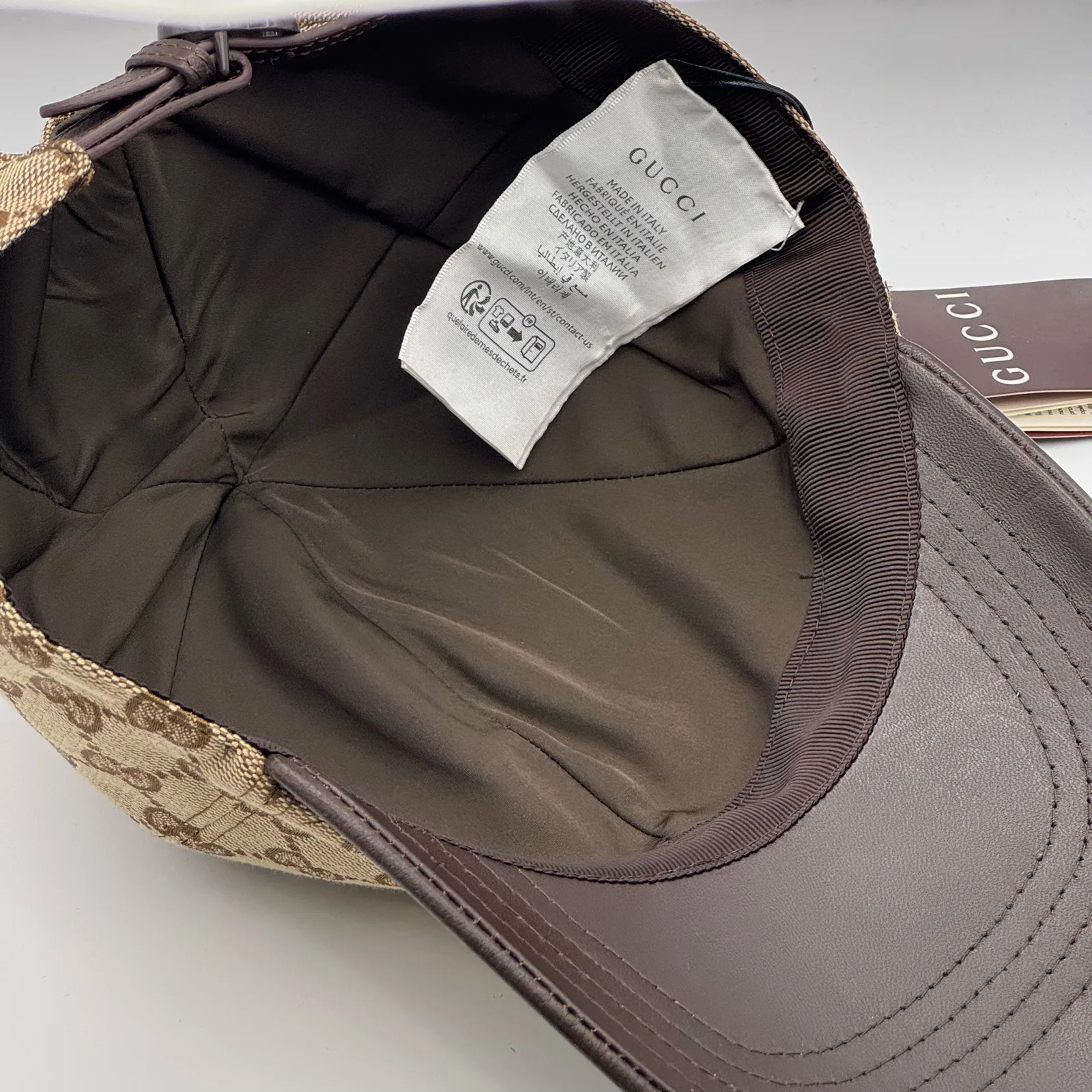 Beige GG canvas cap, close-up of the interior brand tag