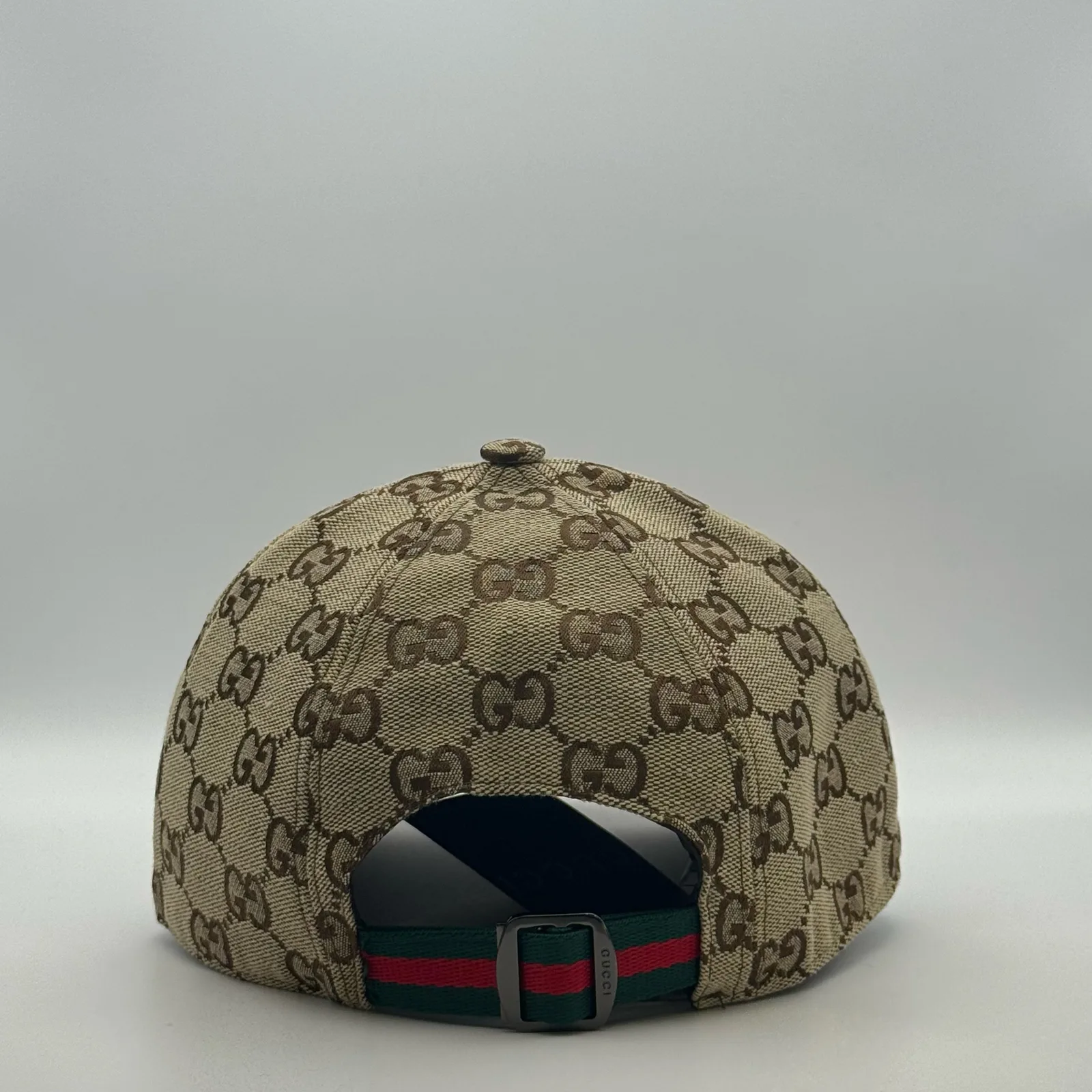 Beige GG canvas cap, back view with green and red web stripe strap