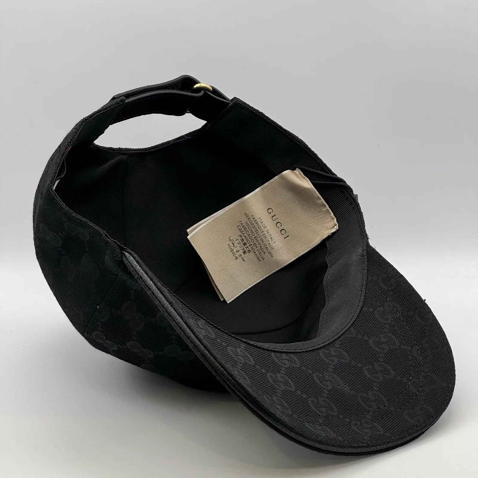 Black GG canvas cap, close-up of the interior brand tag